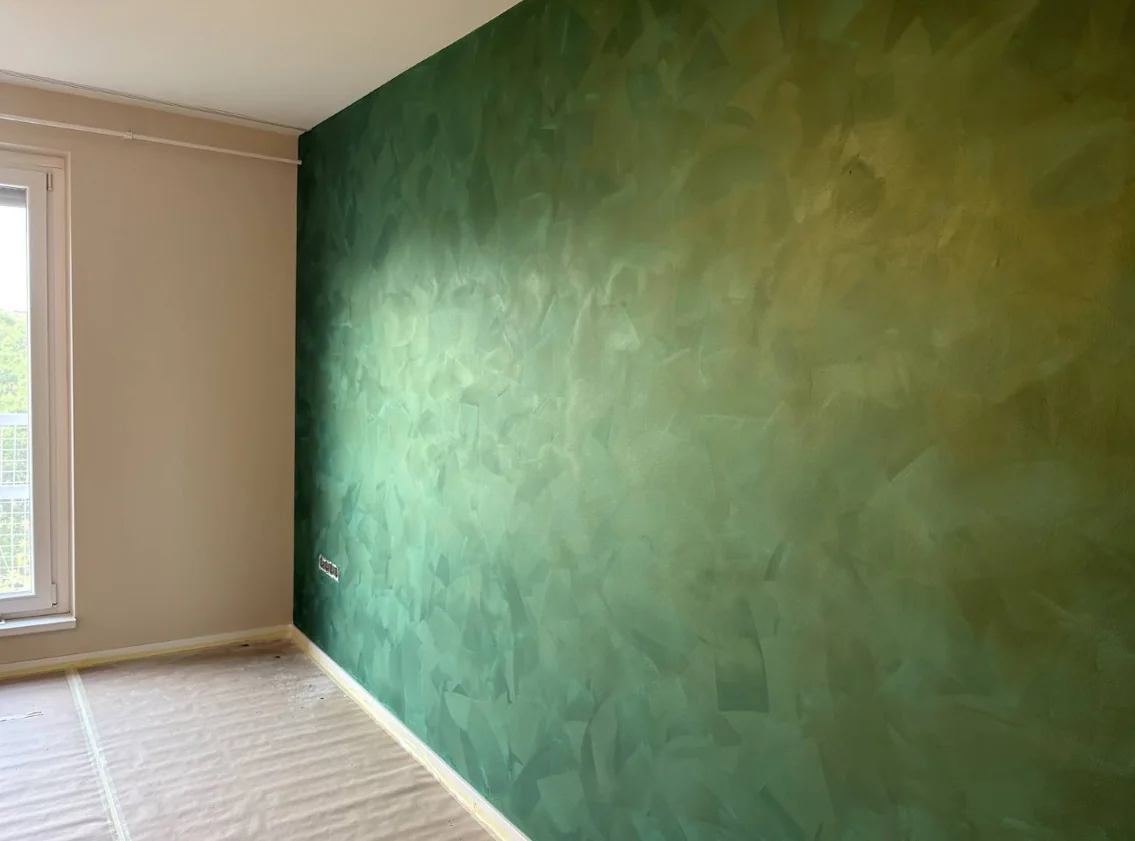 Green velvet-effect wall finished by Casa Guardians