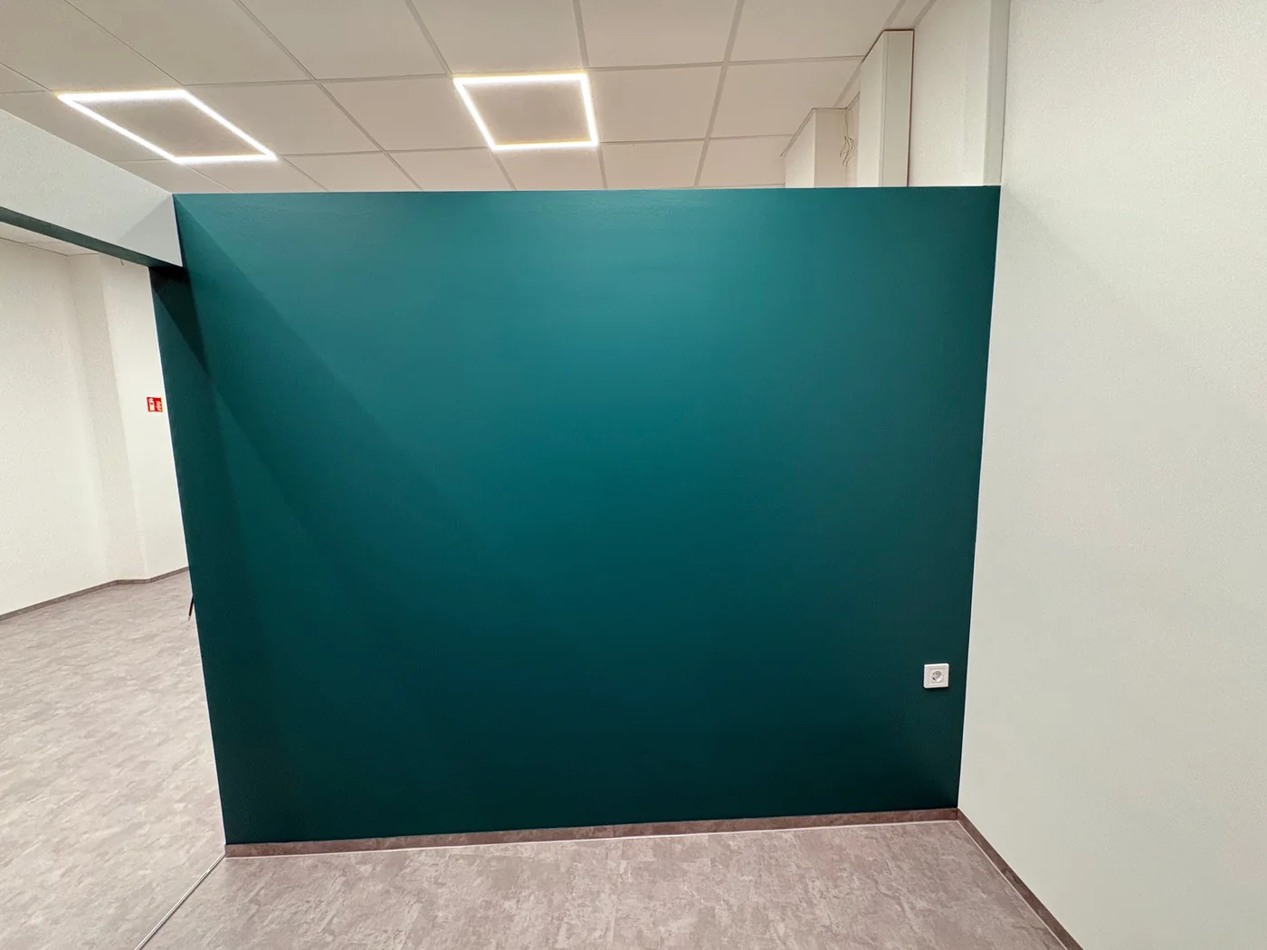 Renovated commercial wall at Királyhalmi Beauty
